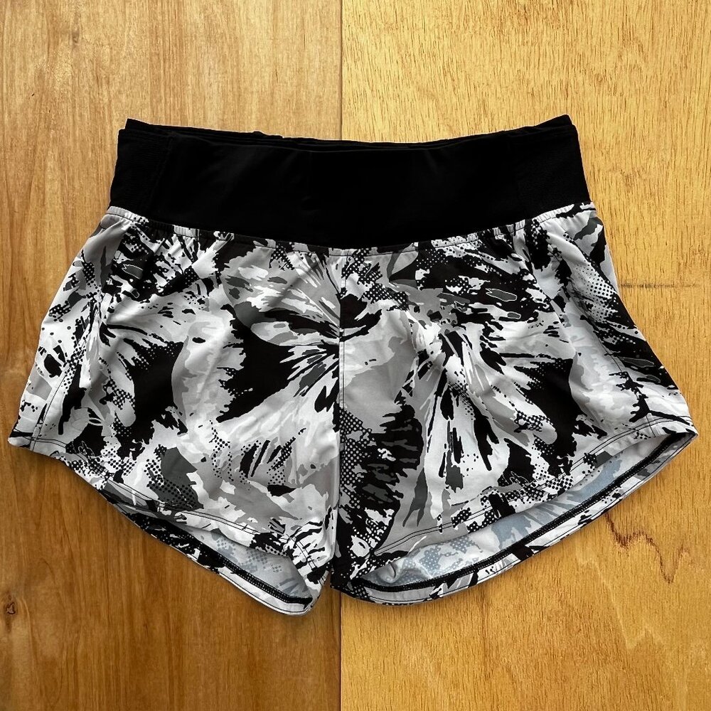 UNDER ARMOUR FITTED MID RISE ABSTRACT PATTERN Women’s Lined Running Shorts sz S